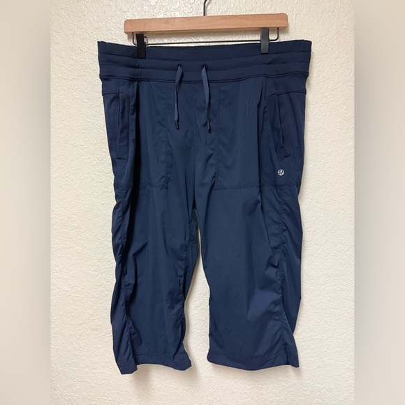 🍋 LULULEMON Studio Crop Pants (See Measurements) - Picture 2 of 16